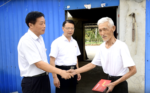農場公司認真開展走訪慰問老同志活動