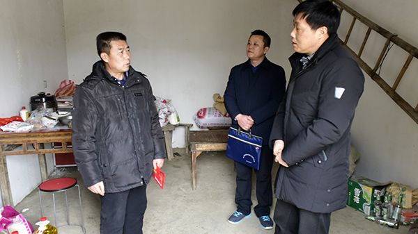 農(nóng)場(chǎng)公司領(lǐng)導(dǎo)走訪慰問(wèn)部分困難家庭