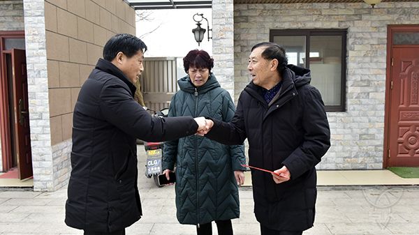 農場公司走訪慰問身邊好人和先進典型