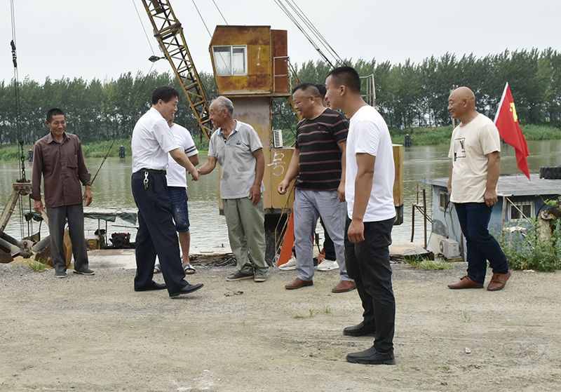 農(nóng)場(chǎng)公司組織看望慰問(wèn)蘇北灌溉總渠堤防巡查值守人員
