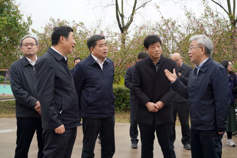 農(nóng)業(yè)農(nóng)村部副部長(zhǎng)張?zhí)伊忠恍猩W臨白馬湖調(diào)研