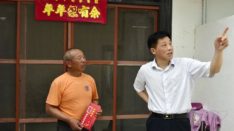 農(nóng)場(chǎng)公司領(lǐng)導(dǎo)走訪慰問部分黨員干部群眾
