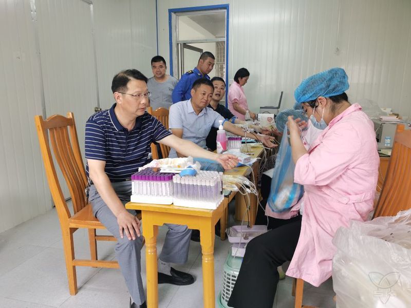農(nóng)場(chǎng)公司干群踴躍參加無(wú)償獻(xiàn)血活動(dòng)