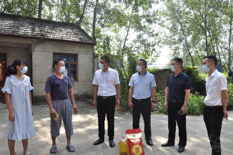 農(nóng)場公司機關(guān)黨支部為困難群眾獻愛心