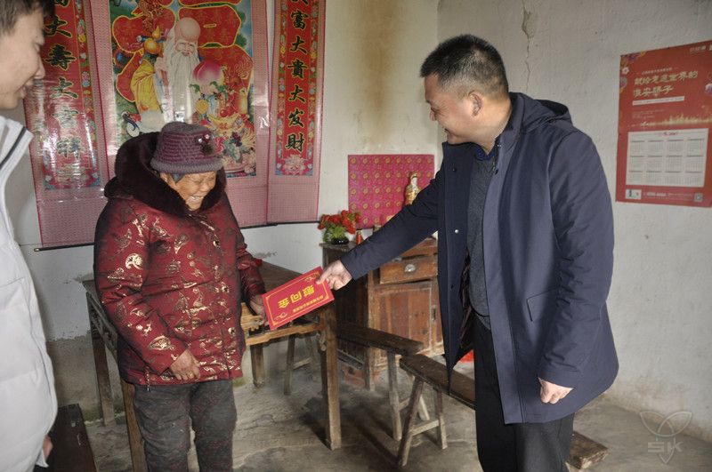 何善棟走訪慰問(wèn)部分困難群眾家庭