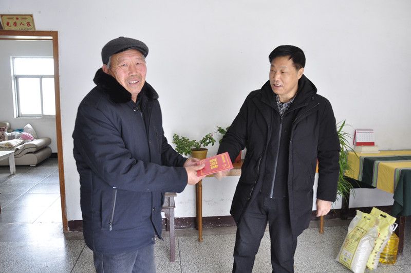 農(nóng)場(chǎng)公司黨委走訪慰問(wèn)一批困難黨員
