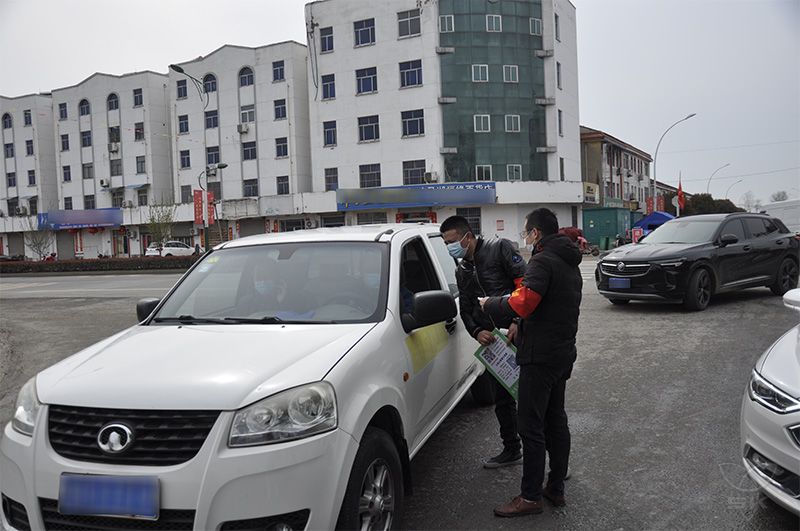 農(nóng)場公司機關(guān)人員助力加強疫情防控卡口值守