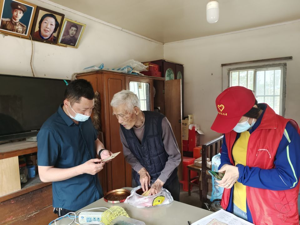 裕源居委會上門辦理優(yōu)待證受好評