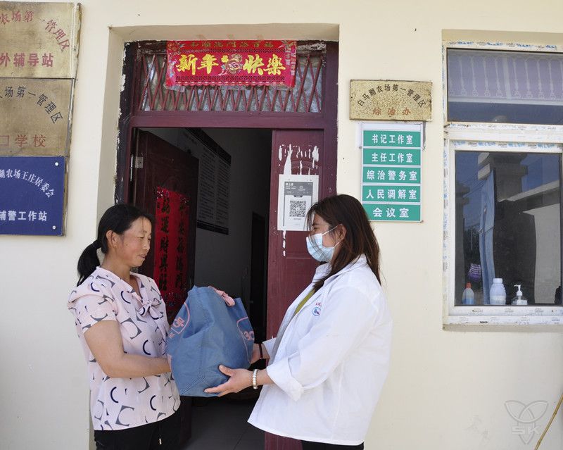 農(nóng)場公司王莊居委會熱心居民陳鳳花拾金不昧受稱贊