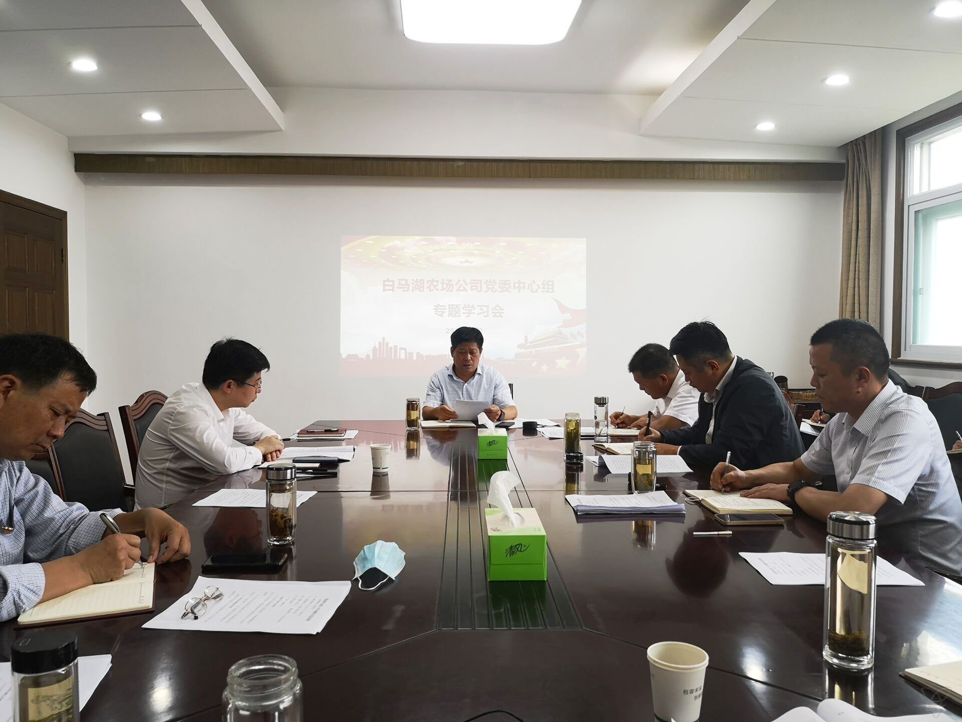 農(nóng)場公司黨委中心組舉行法治專題學(xué)習(xí)會(huì)