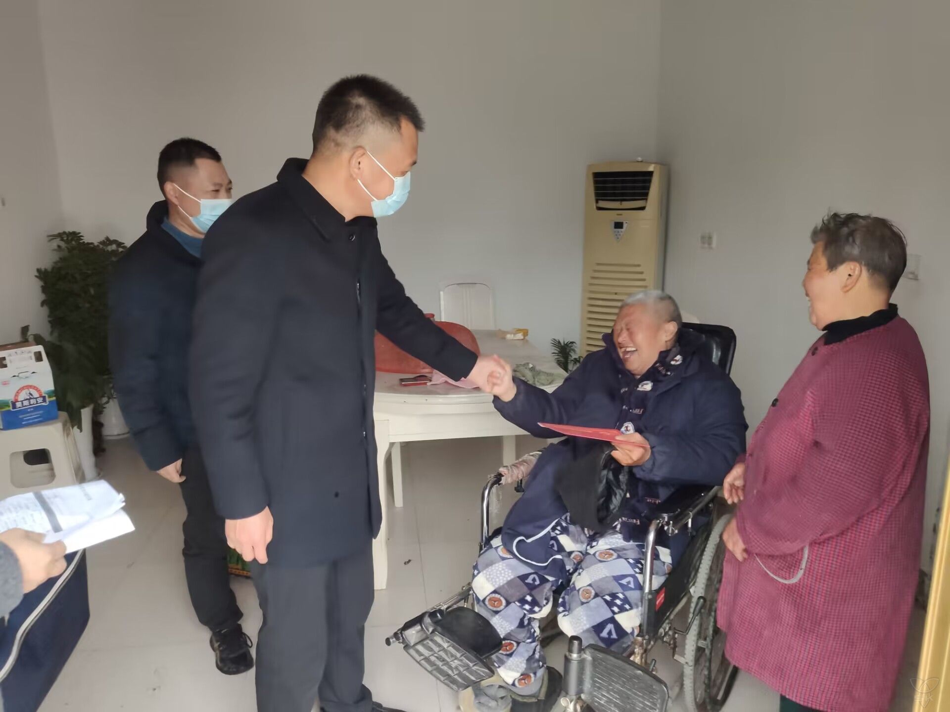 何善棟走訪慰問部分困難黨員群眾