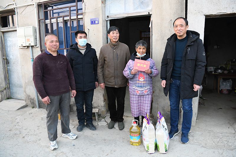 農(nóng)場公司關(guān)工委老促會走訪慰問困難家庭
