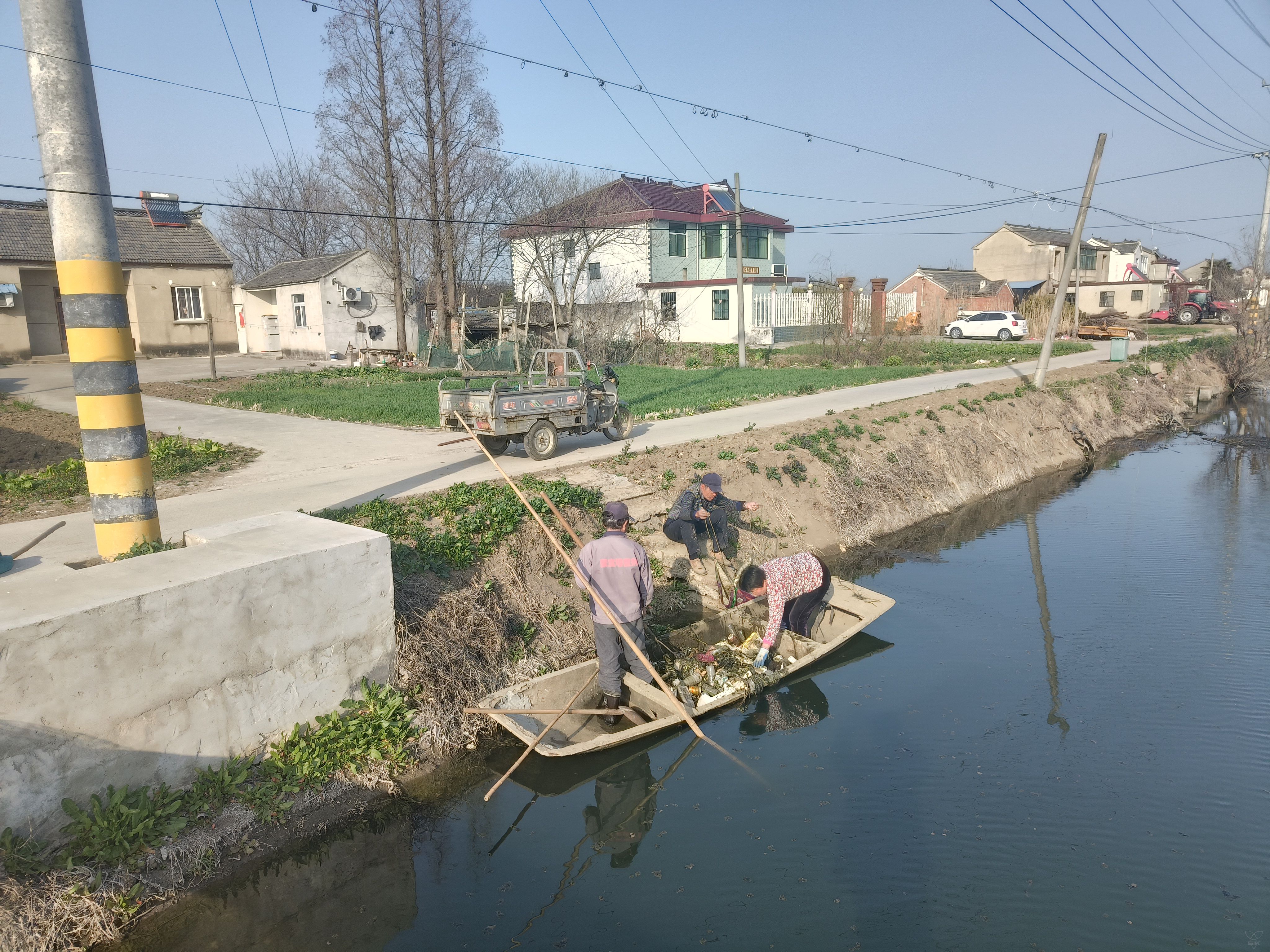 前進(jìn)居委會(huì)開(kāi)展“河道清潔”行動(dòng)