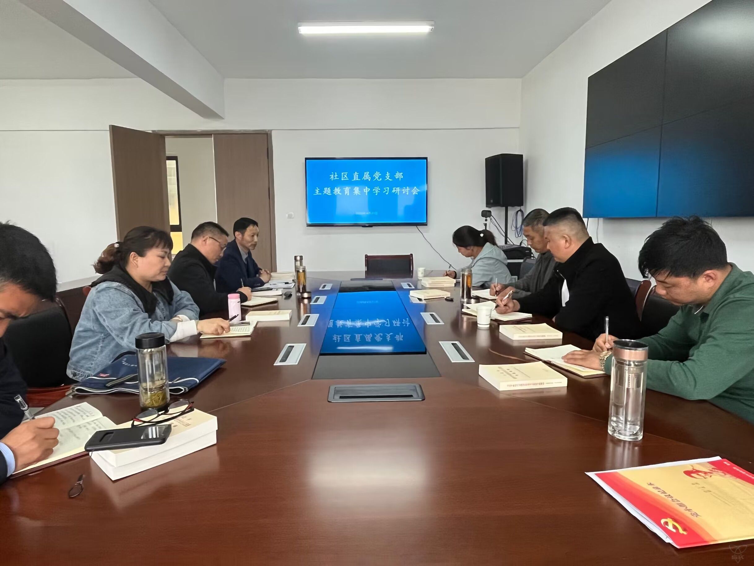 主題教育進行時丨社區(qū)直屬黨支部：學深悟透增本領 凝心聚力建新功