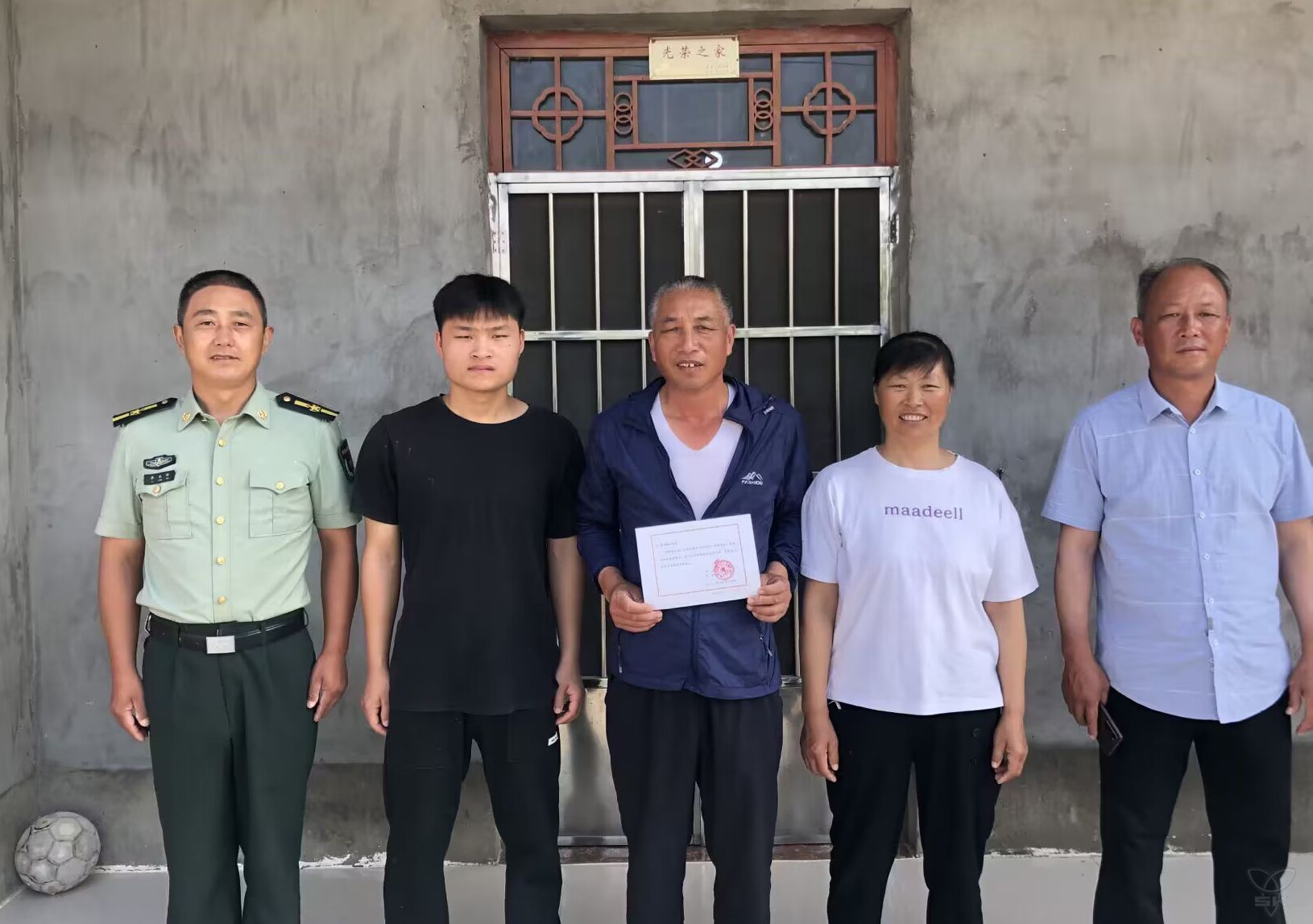 于莊居委會：雙胞胎兄弟相繼入伍共圓軍營夢