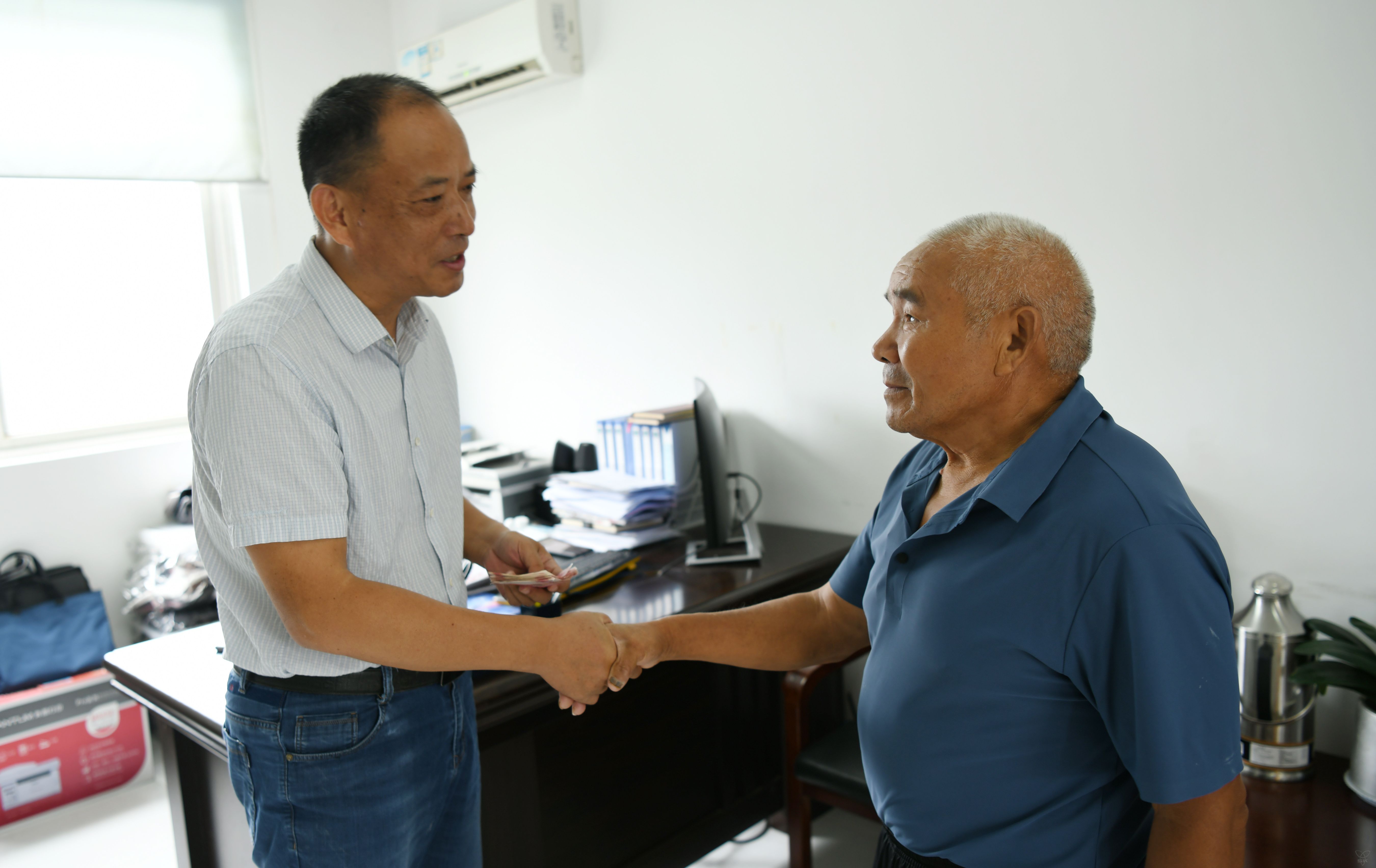 凡人善舉暖人心丨65歲老人自發(fā)為河北涿州捐款2000元