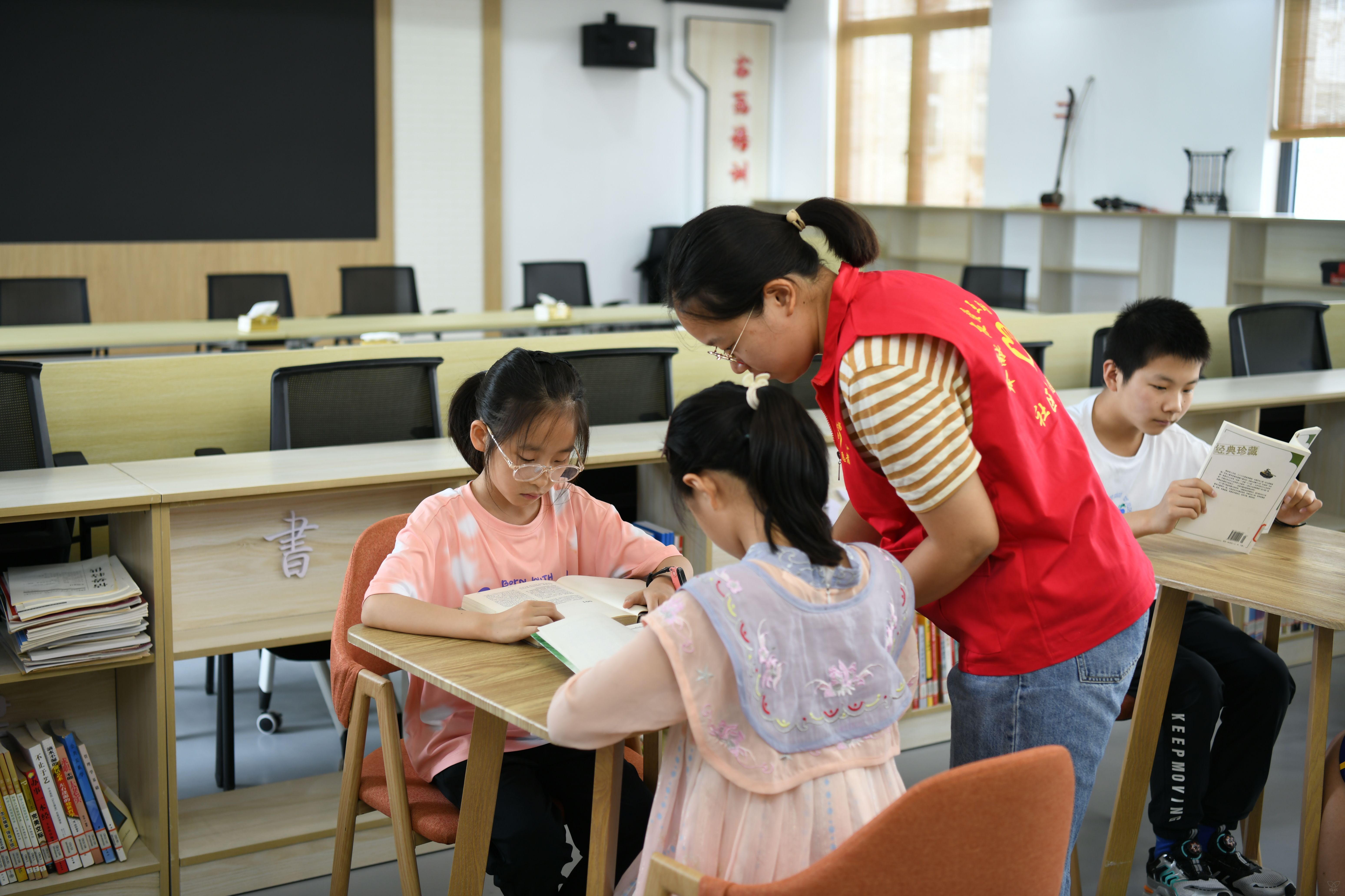 農(nóng)場書房正成為暑假青少年充電避暑的“熱門打卡點(diǎn)”