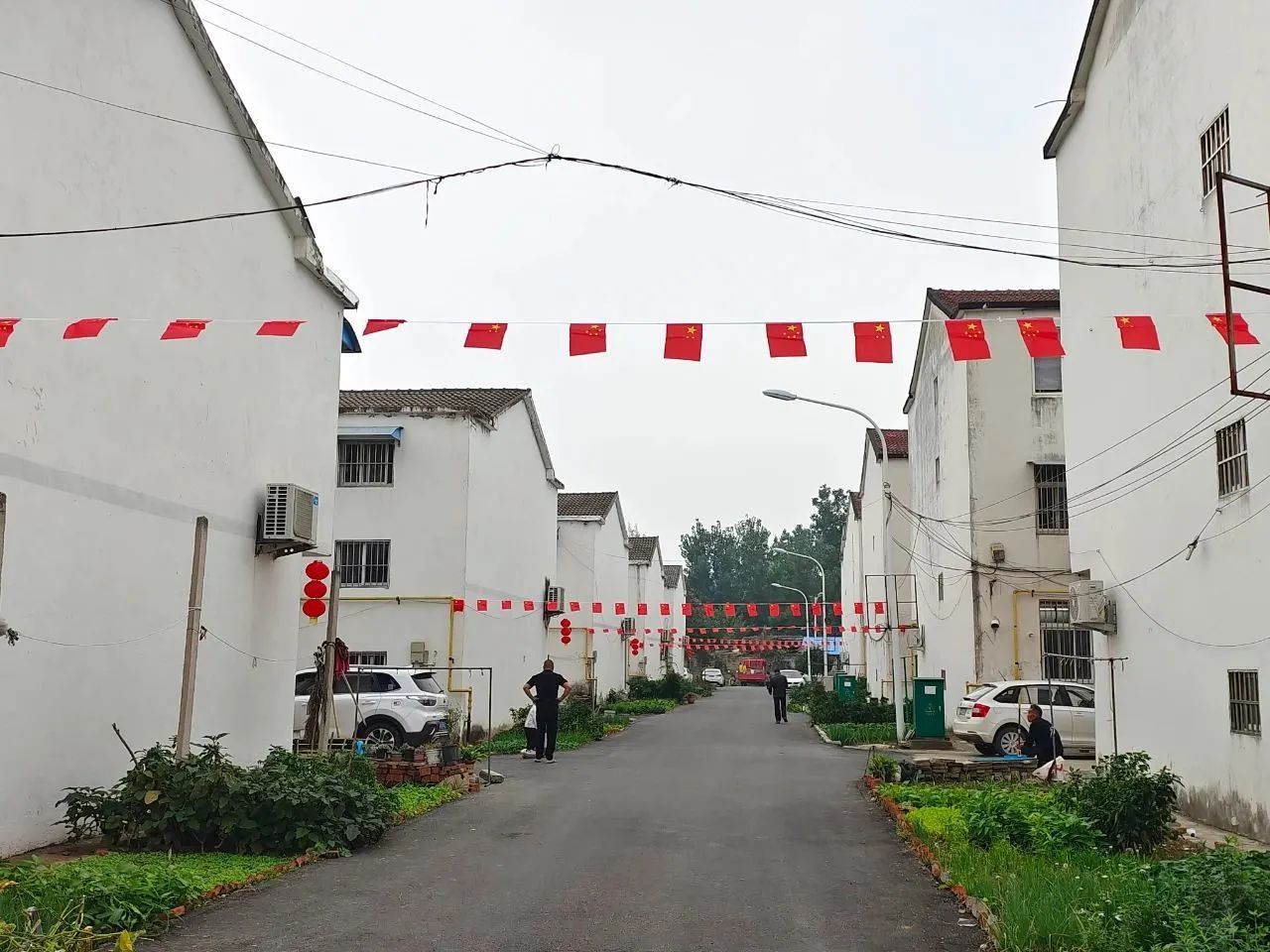 張燈結(jié)彩迎雙節(jié) 共享團(tuán)圓喜慶時(shí)