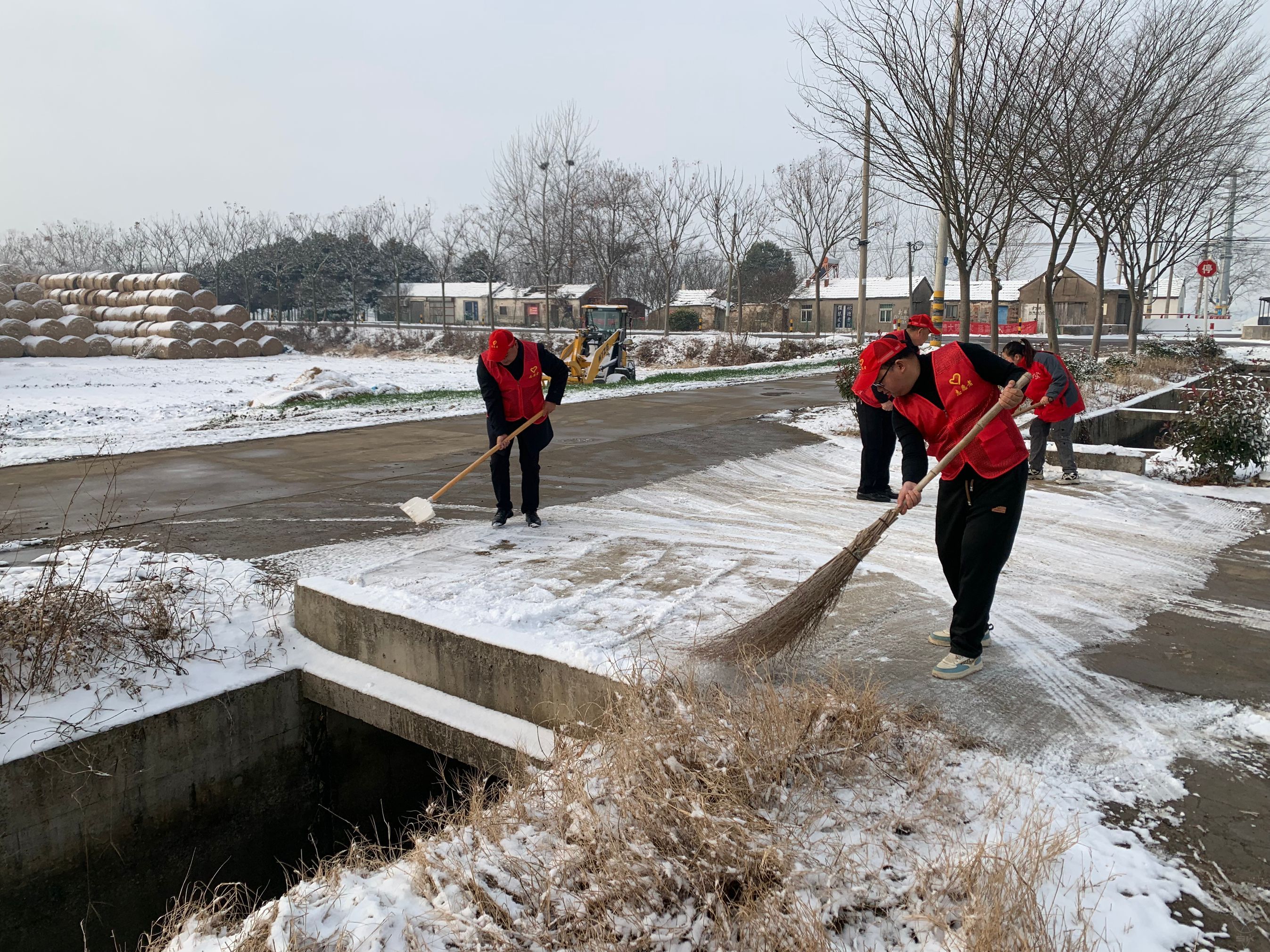 清積雪 保安全丨第二生產(chǎn)區(qū)黨總支開(kāi)展主題黨日活動(dòng)