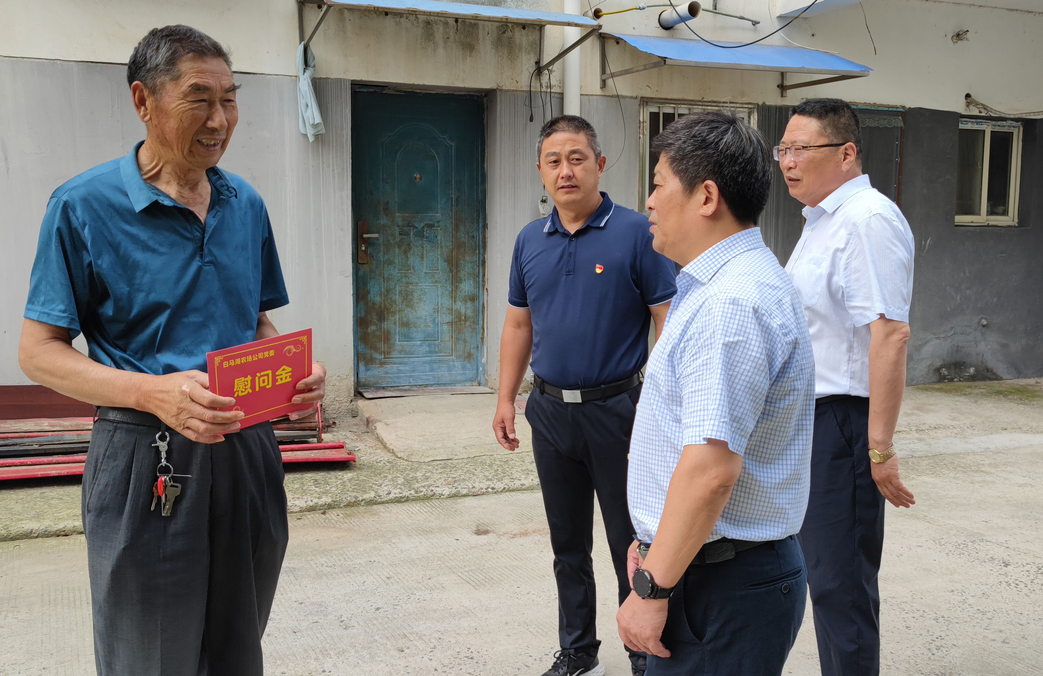 “七一”送關(guān)愛 情暖黨員心丨農(nóng)場(chǎng)公司黨委走訪慰問部分困難黨員