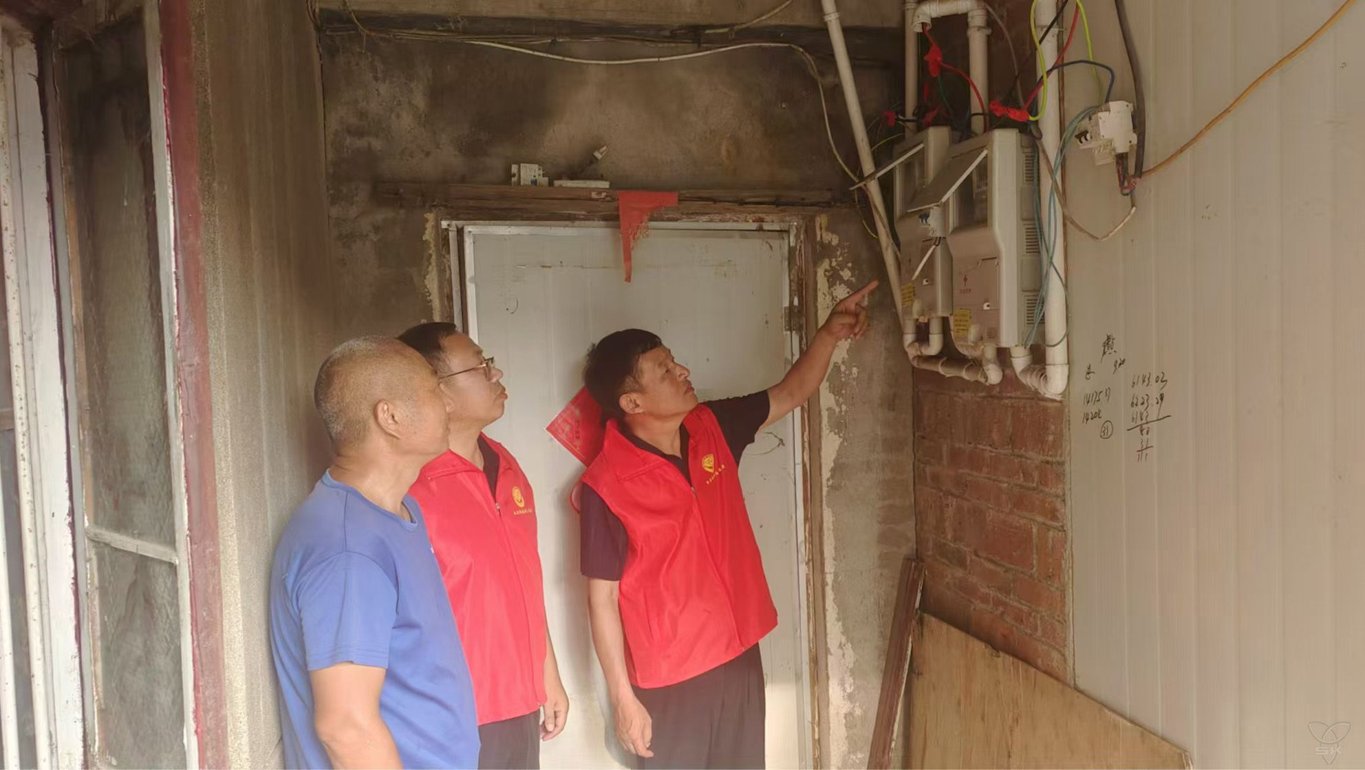 王莊居委會(huì)黨支部開展高溫期間用電安全隱患排查整改行動(dòng)