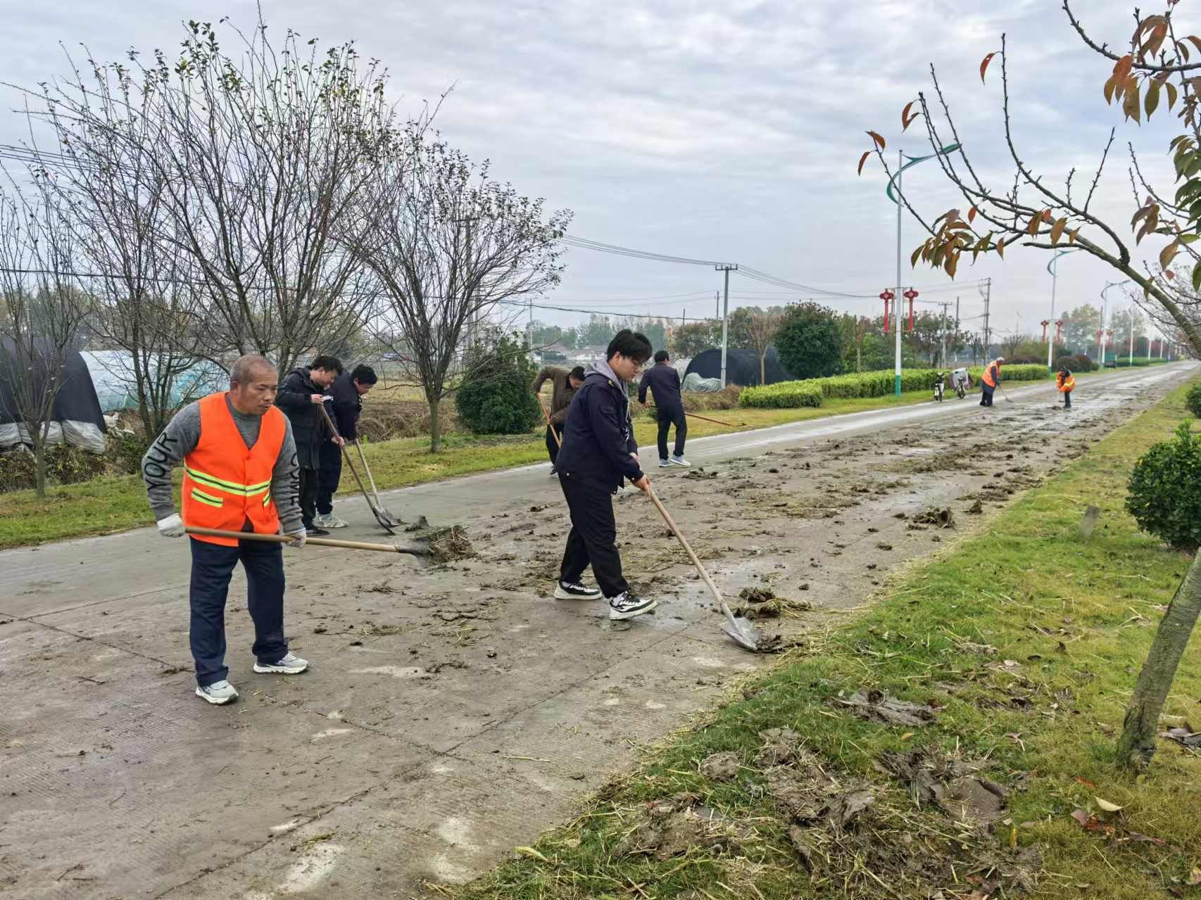 社會管理科：清理路面積泥 提升環(huán)境顏值
