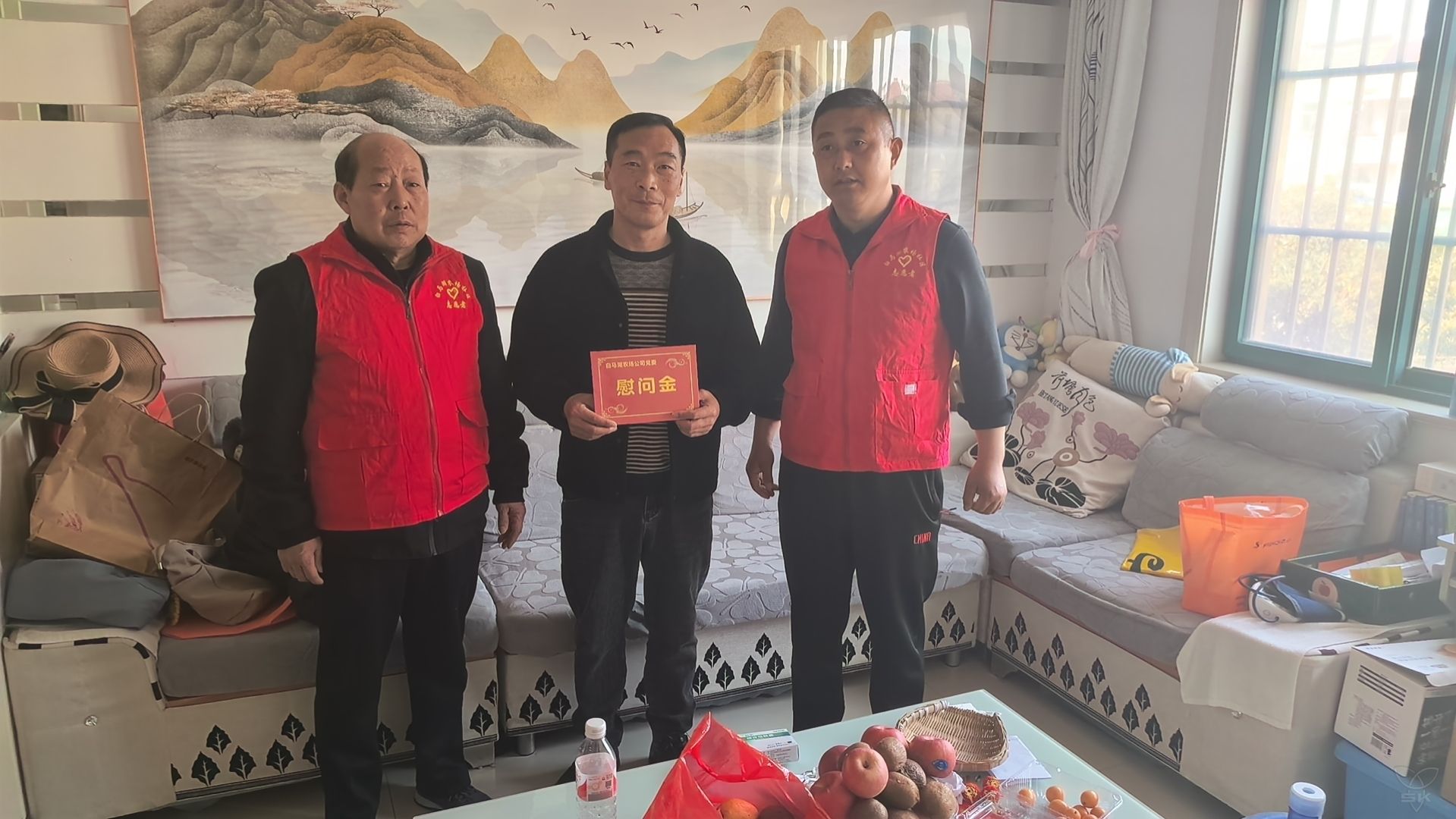 戰(zhàn)友情深：退役老兵慰問(wèn)患病戰(zhàn)友